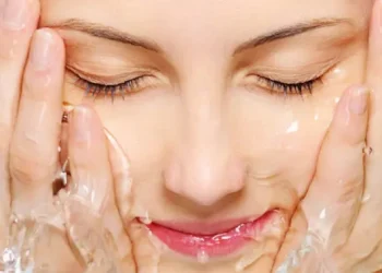 Mengapa Muncul Minyak Lagi Setelah Cuci Muka? Ini Penyebabnya