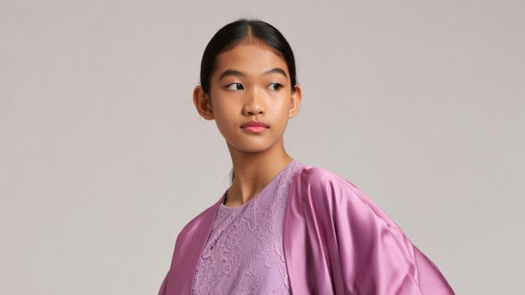 8 Pilihan Long Dress Brokat dengan Outer Satin Lengan Balon untuk Tampil Elegan 2025