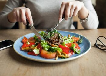 Makan Terlalu Cepat Bisa Picu Penyakit Serius Meski Tampak Sepele