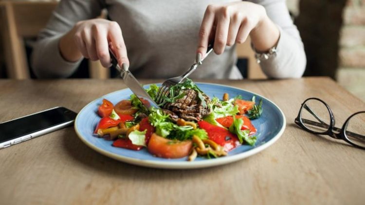 Makan Terlalu Cepat Bisa Picu Penyakit Serius Meski Tampak Sepele