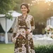 10 Model Batik Wanita Wrap Dress Anggun dan Stylish untuk Acara Pesta Outdoor