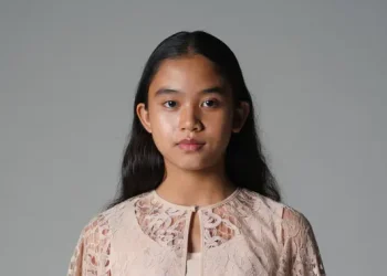 8 Pesona Brokat Cape Layer Panjang Minimalis yang Jadi Tren Fashion 2025