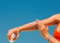 7 Kebiasaan Mengabaikan Sunscreen yang Memicu Penuaan Dini dan Kanker Kulit