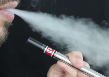 Diusir dari Penerbangan karena Ngevape di Toilet Pesawat