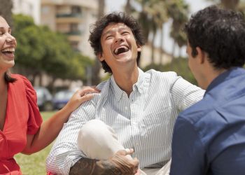 Menyesal Setelah Bercerita? Kenali 7 Ciri Kamu Terlalu Banyak Berbagi Informasi