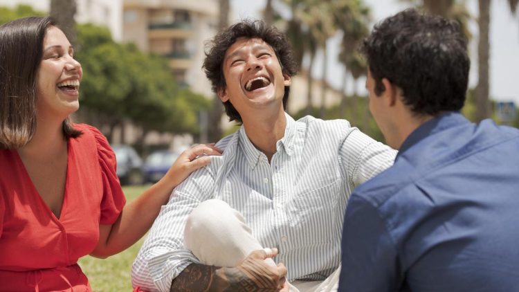 Menyesal Setelah Bercerita? Kenali 7 Ciri Kamu Terlalu Banyak Berbagi Informasi