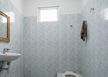 8 Desain Kamar Mandi 1,5 x 1,5 Meter dengan Kloset Jongkok yang Fungsional untuk Rumah Kecil
