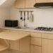 7 Desain Dapur Dekat Tangga untuk Inspirasi Interior Rumah 2025