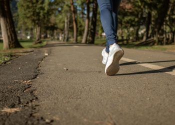 8 Manfaat Jalan Kaki Pagi untuk Kesehatan Jantung, Mental, dan Pengelolaan Berat Badan