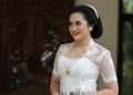 10 Model Kebaya Klasik Lengan Pendek Kombinasi Batik Gaya Modern yang Anggun