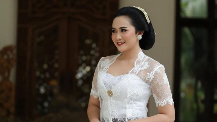 10 Model Kebaya Klasik Lengan Pendek Kombinasi Batik Gaya Modern yang Anggun