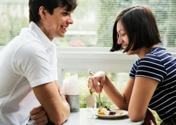 Hadiah Berlebihan dan Pujian di Awal Hubungan, Waspadai Love Bombing