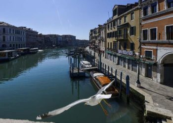 Pasangan Turis Didenda Rp17 Juta karena Berenang di Kanal Venesia