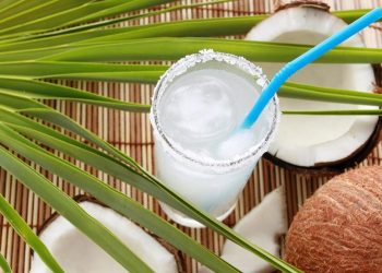 8 Kelompok Orang yang Sebaiknya Hindari Minum Air Kelapa