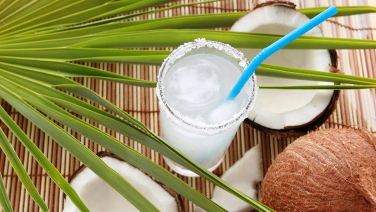 8 Kelompok Orang yang Sebaiknya Hindari Minum Air Kelapa
