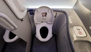Toilet Pesawat Terjadi Kerusakan Urine Mengotori Lantai dan Penumpang Mengalami Kecelakaan