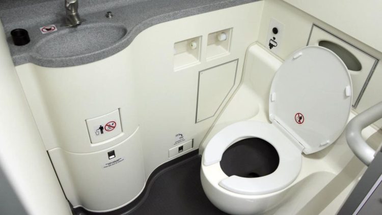 Pilot Jelaskan Alasan Dilarang ke Toilet Saat Pesawat di Landasan