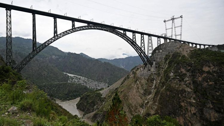 Jembatan Tertinggi Dunia Diuji Beban Sebelum Dibuka Dilewati 96 Truk