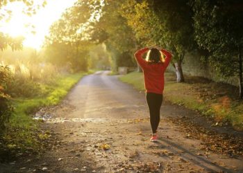 Manfaat Jalan Kaki 4000 Langkah Sehari bagi Perempuan Lansia