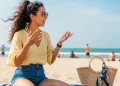 7 Rekomendasi Outfit Pantai Modis dan Fashionable agar Tetap Keren dan Nyaman