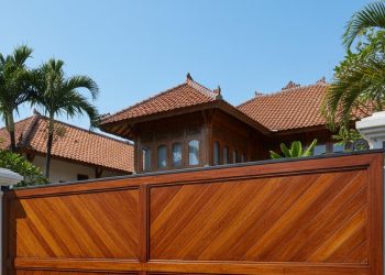 12 Desain Pagar Kayu Minimalis Miring untuk Menjaga Privasi yang Rapi dan Estetik