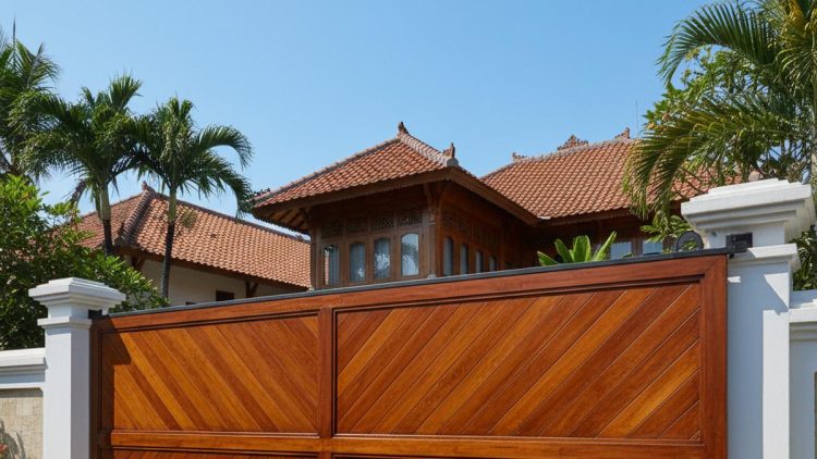 12 Desain Pagar Kayu Minimalis Miring untuk Menjaga Privasi yang Rapi dan Estetik