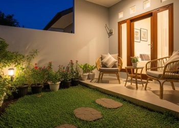 10 Ide Teras Rumah Luas dengan Taman Kecil dan Kursi Rotan yang Menawan 2025
