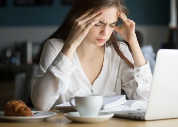 9 Penyebab Medis Berbahaya Penglihatan Kabur dan Sakit Kepala