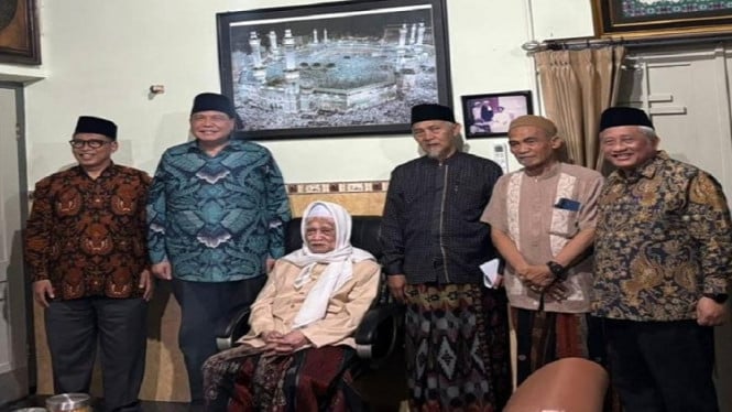 Sowan ke Ponpes Lirboyo, Chairul Tanjung Minta Maaf kepada Kiai Anwar Manshur