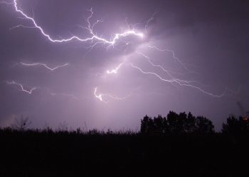 Penumpang Berteriak Saat Petir Menyambar Pesawat dan Muncul Bola Api