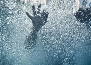 Wisatawan China Dapat Pujian karena Menyelamatkan Wanita yang Tenggelam