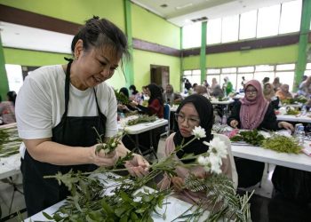 Merangkai Buket Bunga, Dorong Kreativitas Masyarakat