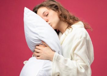 Sarung Bantal Sutra Cegah Kerutan, Fakta atau Tren? Simak Jawaban Dokter