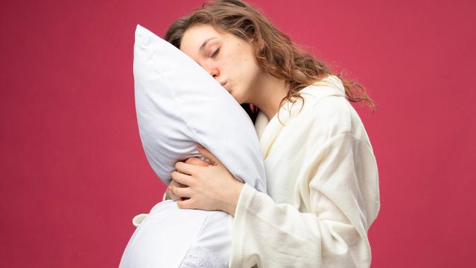 Sarung Bantal Sutra Cegah Kerutan, Fakta atau Tren? Simak Jawaban Dokter