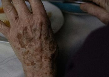 Generasi Sandwich Rentan Stres dan Kelelahan, Ini Dukungan yang Bisa Diberikan