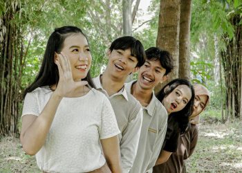 45 Pantun Lucu untuk Teman, Guyonan Santai Bikin Hubungan Makin Akrab