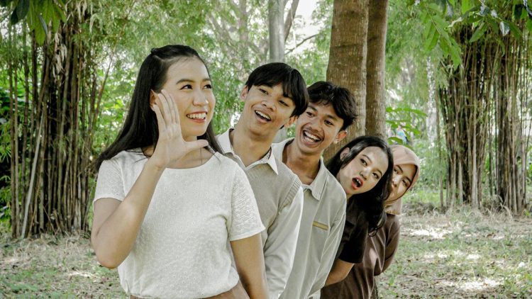 45 Pantun Lucu untuk Teman, Guyonan Santai Bikin Hubungan Makin Akrab