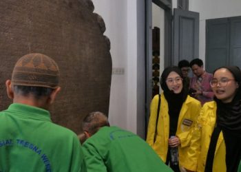 Tur Multisensori di Museum Nasional untuk Lansia Sentuh Prasasti Kuno
