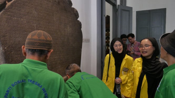 Tur Multisensori di Museum Nasional untuk Lansia Sentuh Prasasti Kuno