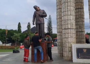 Kepala Patung Soekarno di Indramayu Viral karena Miring dan Sedang Diperbaiki