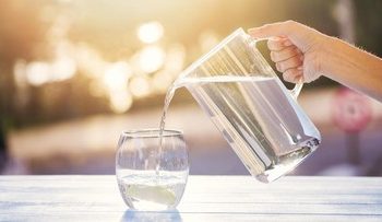 Berapa Banyak Air yang Diperlukan untuk Menjaga Kesehatan Asam Urat?