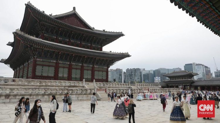 Turis Dikecam Setelah Buang Air Besar di Tembok Istana Gyeongbok Seoul