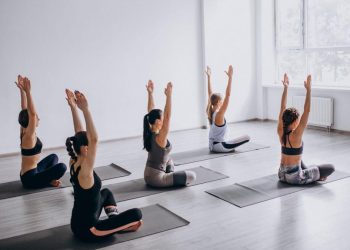 3 Gerakan Yoga Tanpa Matras untuk Mengatasi Badan Kaku dan Pegal Karyawan