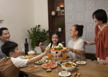 Selamat Natal Tradisi Makan Bersama Berpengaruh Positif pada Kesehatan Mental