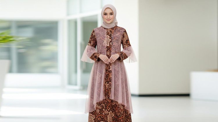 9 Model Gamis Batik Brokat Desain Rapi dan Anggun Tanpa Berlebihan