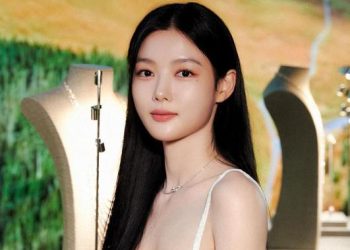 Bahu Kim Yoo Jung Curikan Perhatian, Rutinitas Yoga Selama 10 Tahun Disebutkan