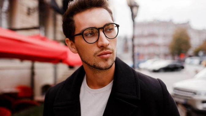 10 Alasan Mengapa Pria Berkacamata Dianggap Lebih Menarik dan Seksi di Mata Wanita