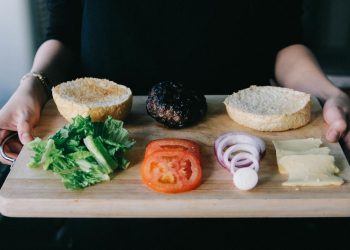 Talenan Kayu atau Plastik, Mana yang Lebih Aman untuk Dapur?