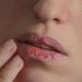 9 Kebiasaan Harian yang Menyebabkan Bibir Kering dan Mengelupas