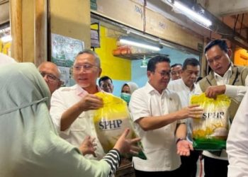 Zulhas Bagikan 100 Karung Beras Gratis untuk Warga Pasar Kramat Jati